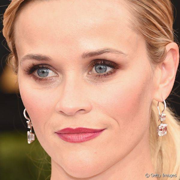 A sombra marrom também foi a escolha de Reese Witherspoon, que usou um esfumado tradicional e completou o look com batom rosa-claro